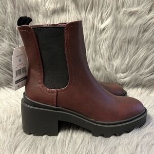 Time And‎ Tru Chelsea Boots Womens Size 6 Burgundy Side Zip Heeled Bootie Shoes